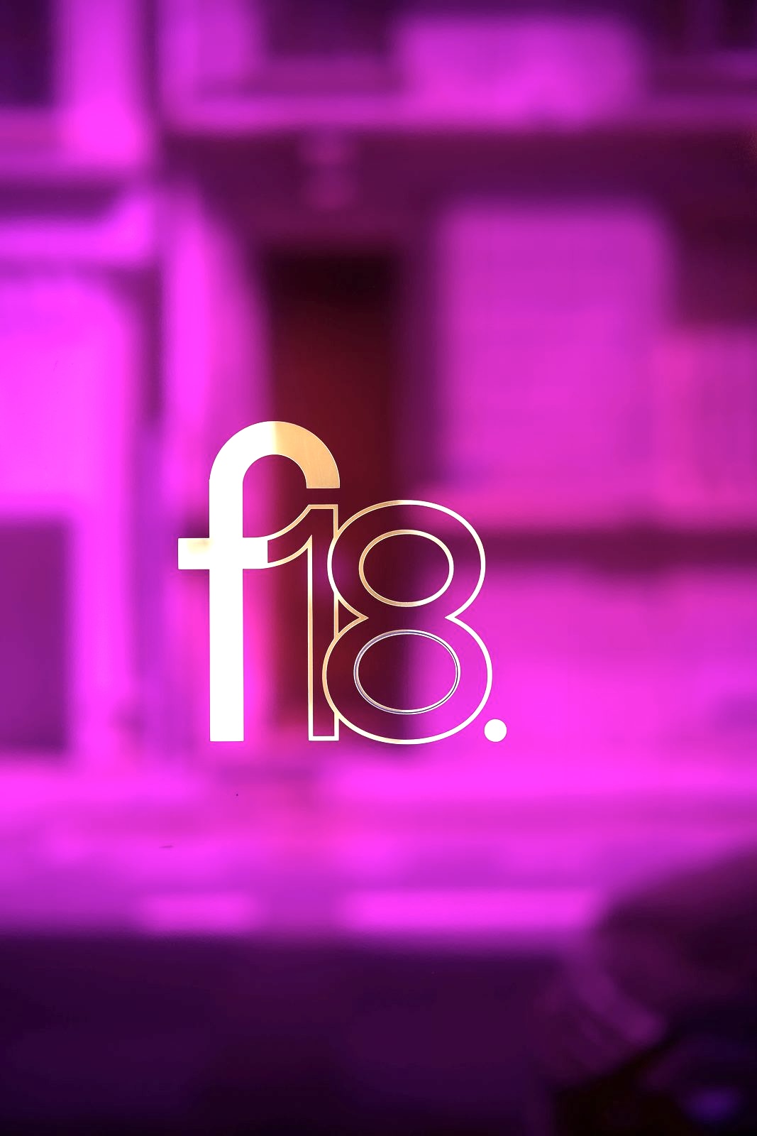 Logo f18 grav&eacute; sur la vitrine du cabinet