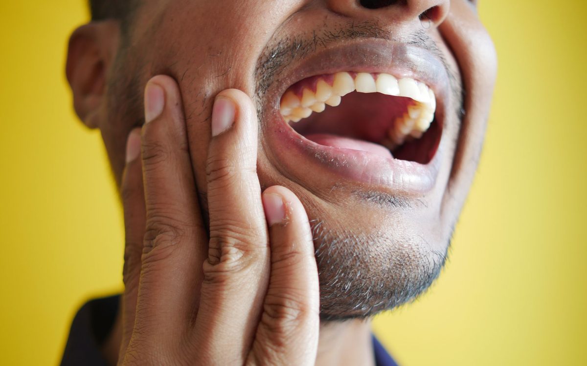 Homme se tenant la mâchoire, douleur liée au bruxisme